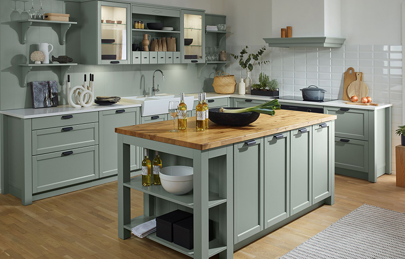 Eine Küche im Bauhaustil mit einer pastelfarbenen Front.