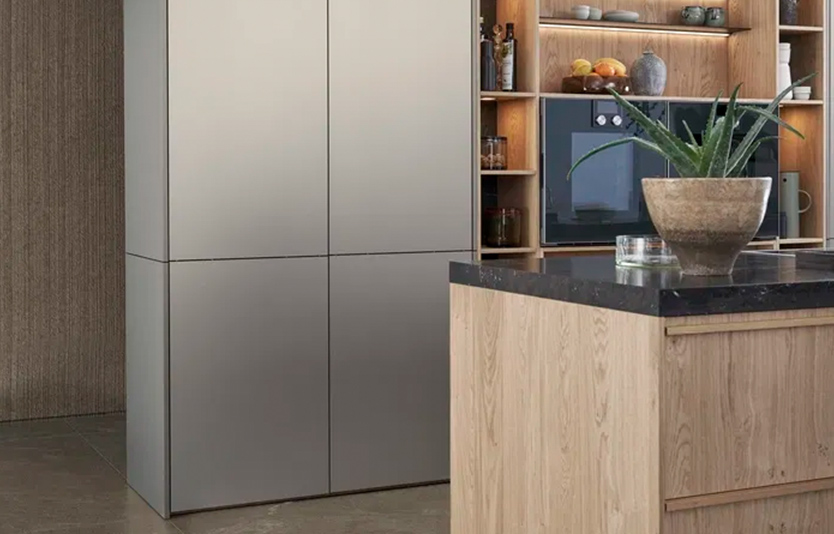 Ein moderner Küchenausschnitt mit erdigen Farben.