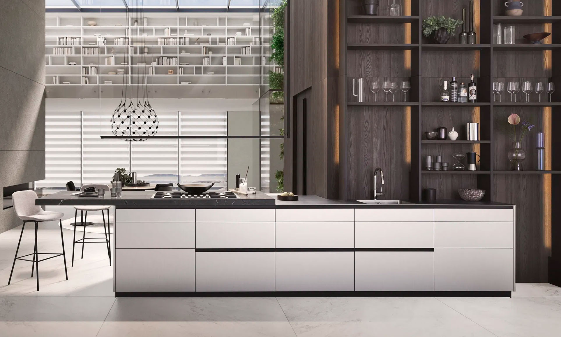 Elegante Designküche mit großzügiger Kochinsel, modernen weißen Fronten, dunkler Bücherwand und stilvoller offener Regale – hochwertige Küchengestaltung von Heiser’s Küchen.