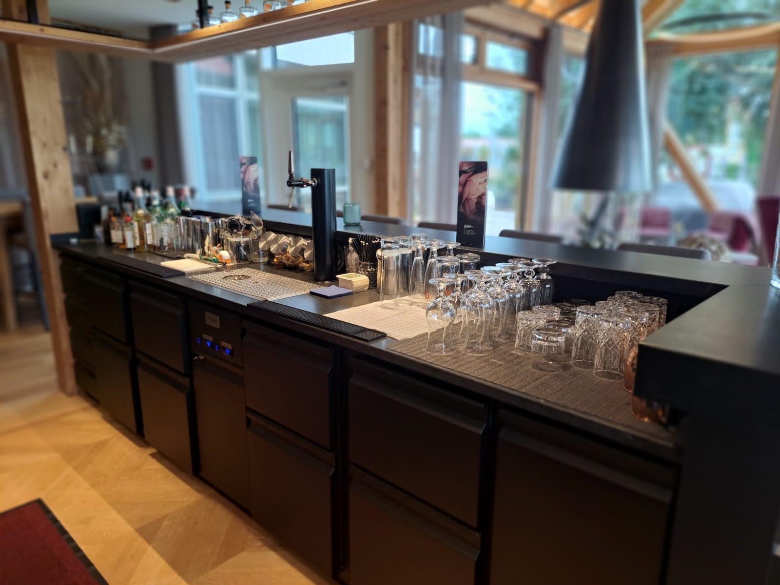 Eine von Heiser’s Küchen geplanter schwarzer Bartresen.